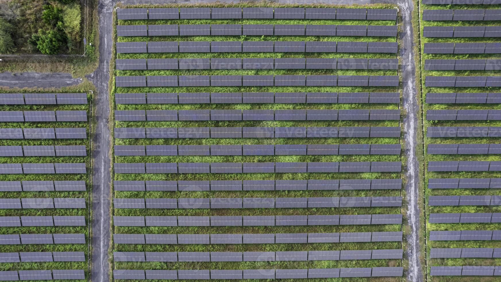 Solar- Leistung Bauernhof von Drohne Ansicht, grün Energie Technologie foto