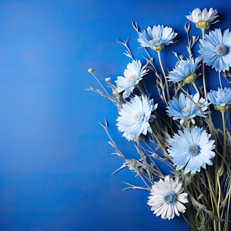 ai generiert Strauß von Feld Kornblumen auf ein Blau Hintergrund mit Raum zum Text. foto