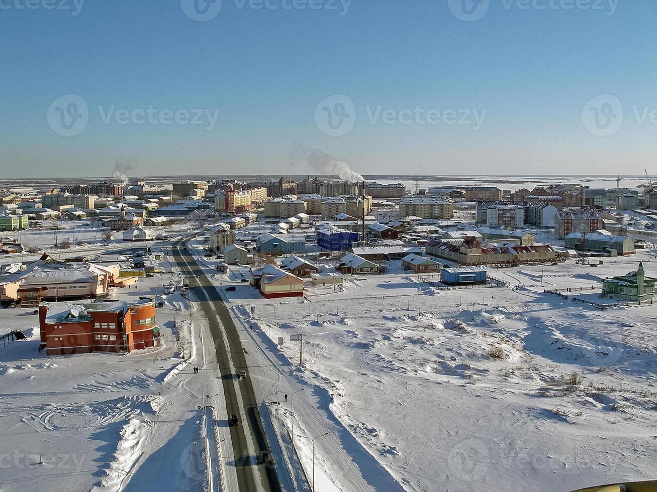 das Nord Nord Stadt von Salechard. einstöckig Häuser ein foto