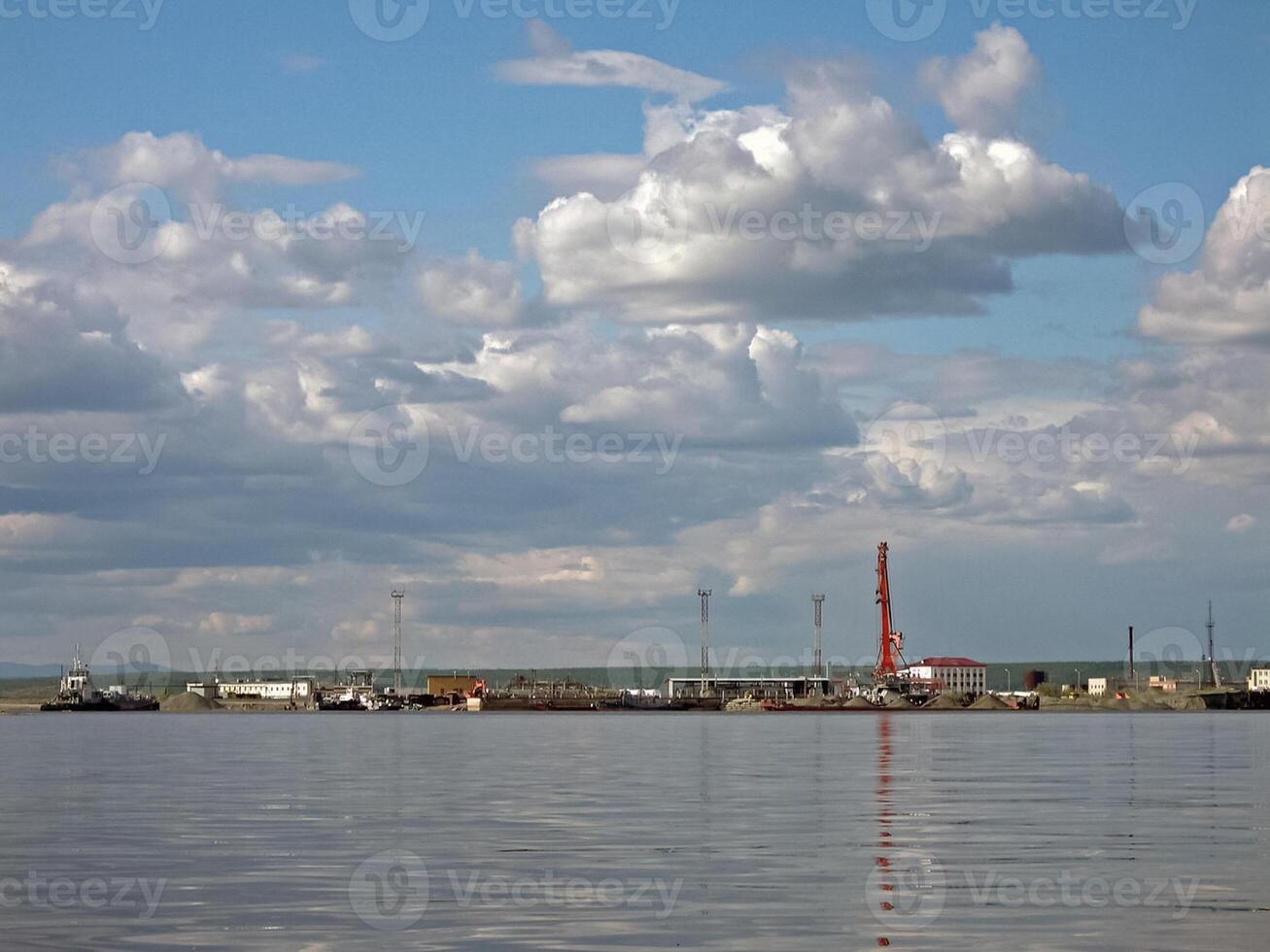 Fluss Hafen auf das Fluss von das Stadt von Salechard. Hafen Kräne ein foto