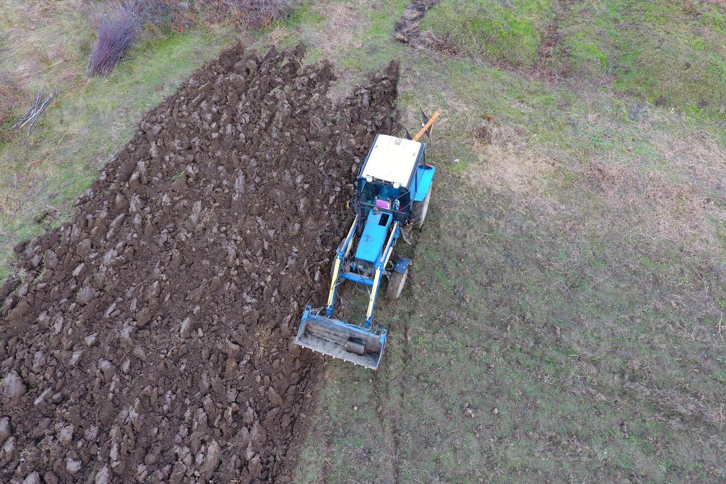 Traktor Pflügen das Garten. Pflügen das Boden im das Garten foto