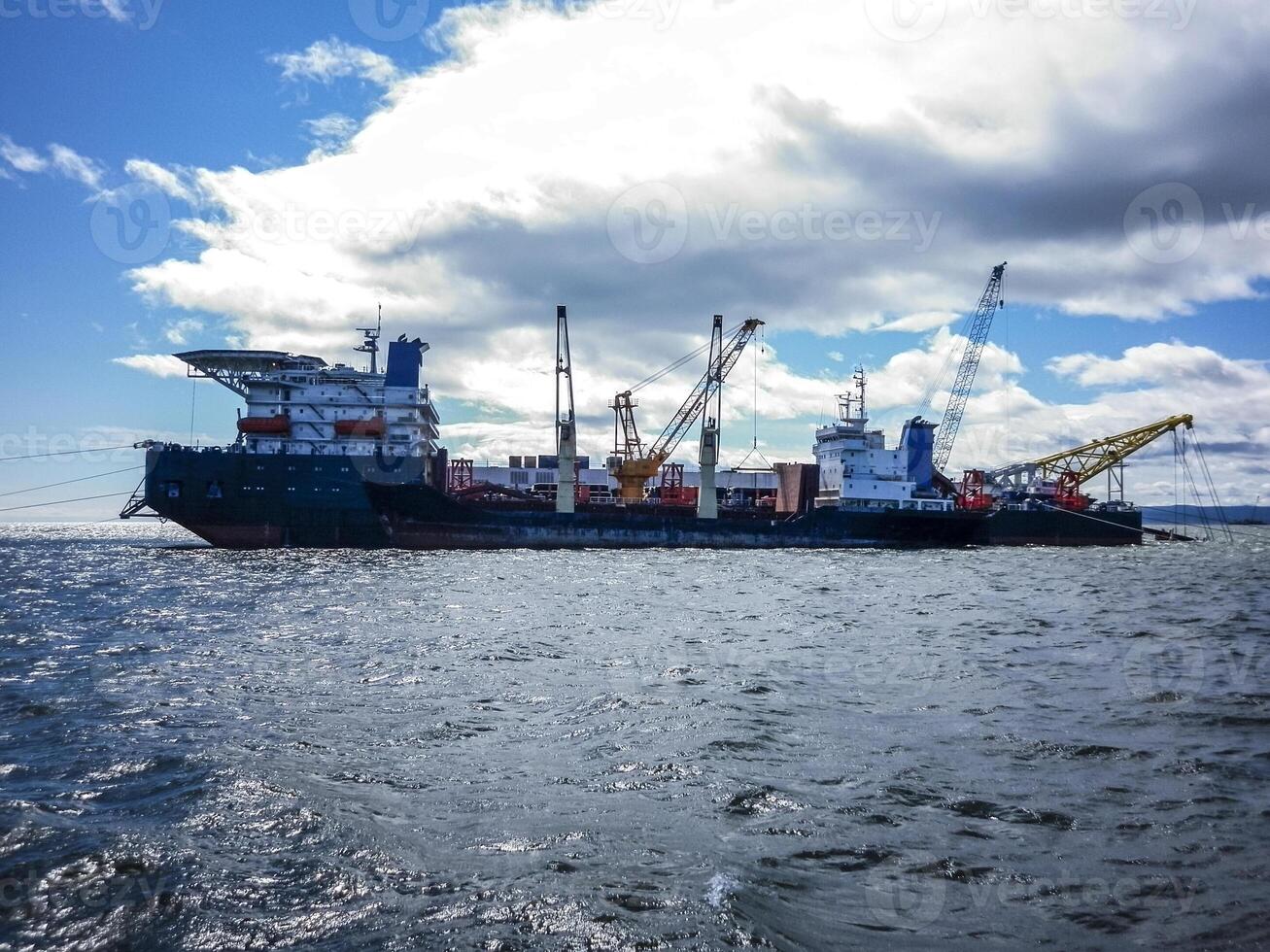 das Ladung Schiff mit das Kran, das oben Sicht. Rohrverlegung Lastkahn. foto