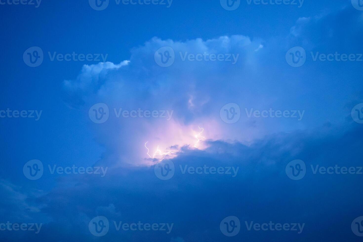 Blitze im Sturm Wolken. schält von ein Donner und das funkelnd Blitze im Wolken foto