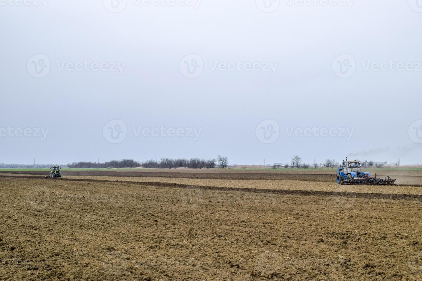 üppig und lösen das Boden auf das Feld Vor Aussaat. das Traktor pflüge ein Feld mit ein Pflug foto