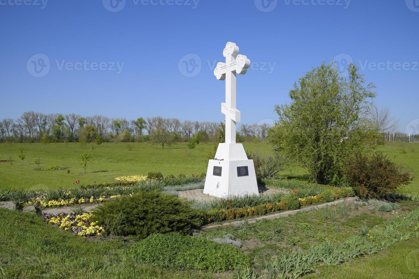 orthodox Kreuz auf das Eingang zu das Siedlung. Symbol von das Christian Glaube. orthodox Kreuz zum Absorption eintreten in das Stadt. foto