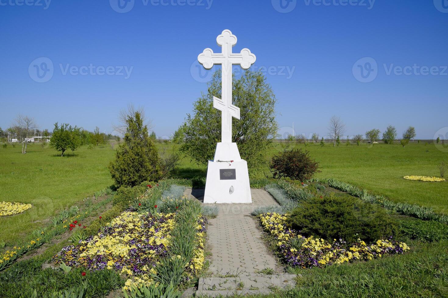 orthodox Kreuz auf das Eingang zu das Siedlung. Symbol von das Christian Glaube. orthodox Kreuz zum Absorption eintreten in das Stadt. foto