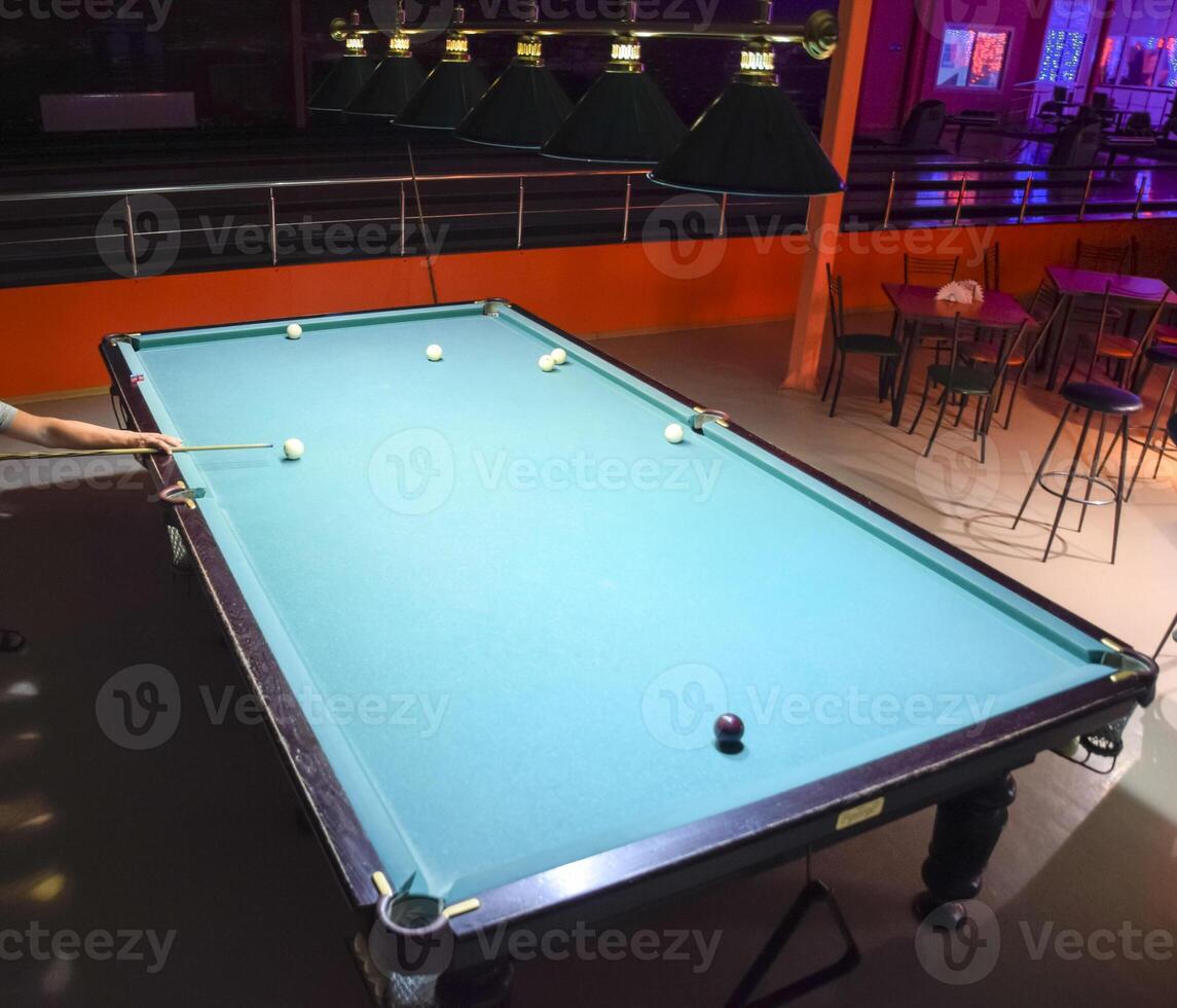 Russisch Billard. spielen Billard im ein Nachtclub. foto