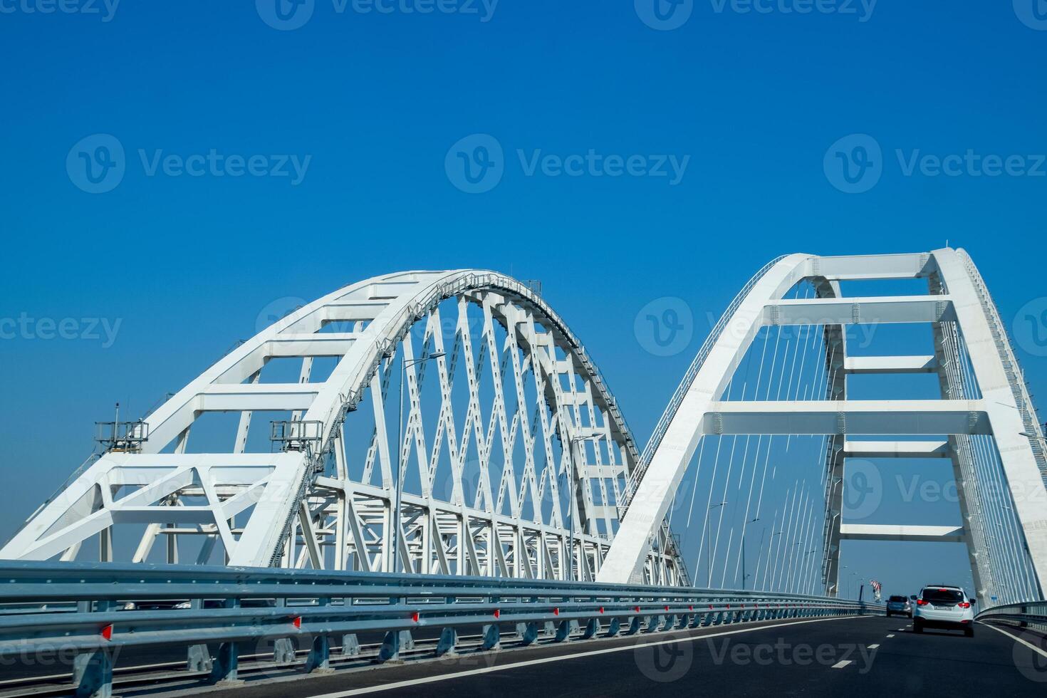 das schiffbar Bogen von das Krim Brücke. Bogen von das Autobahn und Eisenbahn Sektion von das Krim Brücke. foto