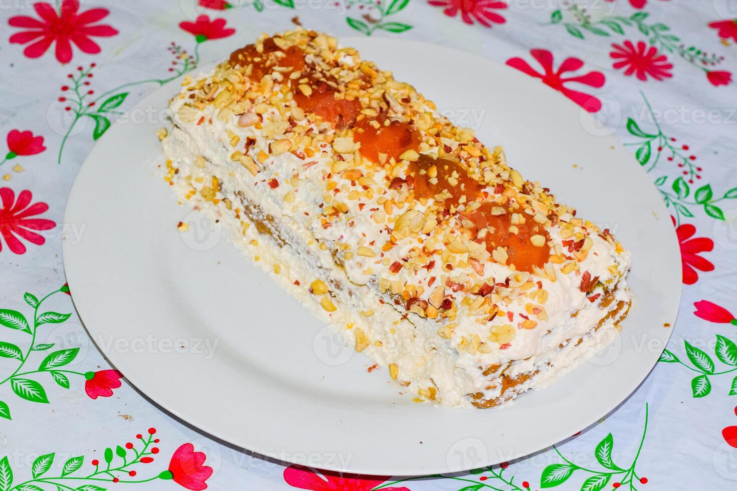 Kuchen mit Creme, Aprikose, bestreut mit Nüsse foto