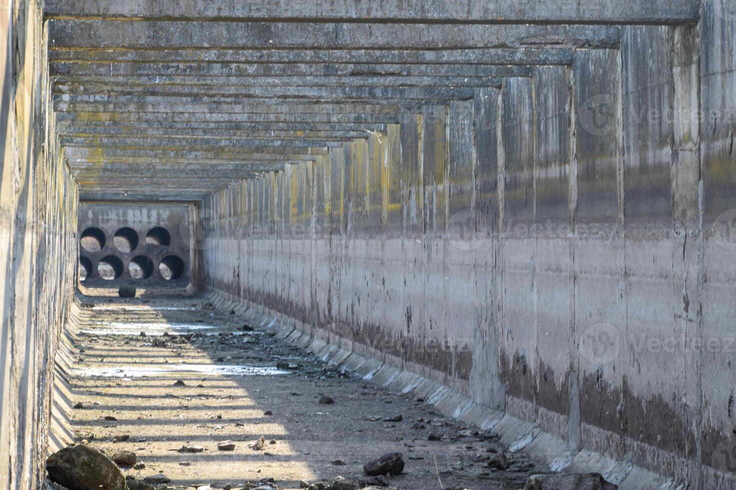 Innerhalb Aussicht von das Bewässerung künstlich Beton Kanal. foto