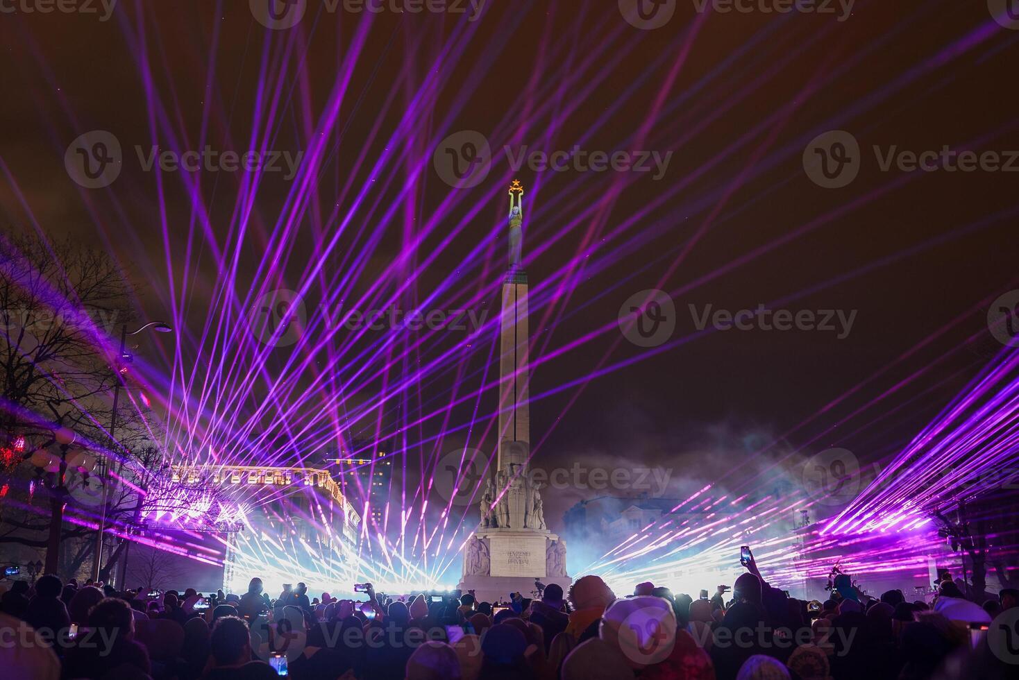 Erfahrung das Unabhängigkeit Tag Laser- Show beim Rigas Freiheit Monument, Lettland. foto