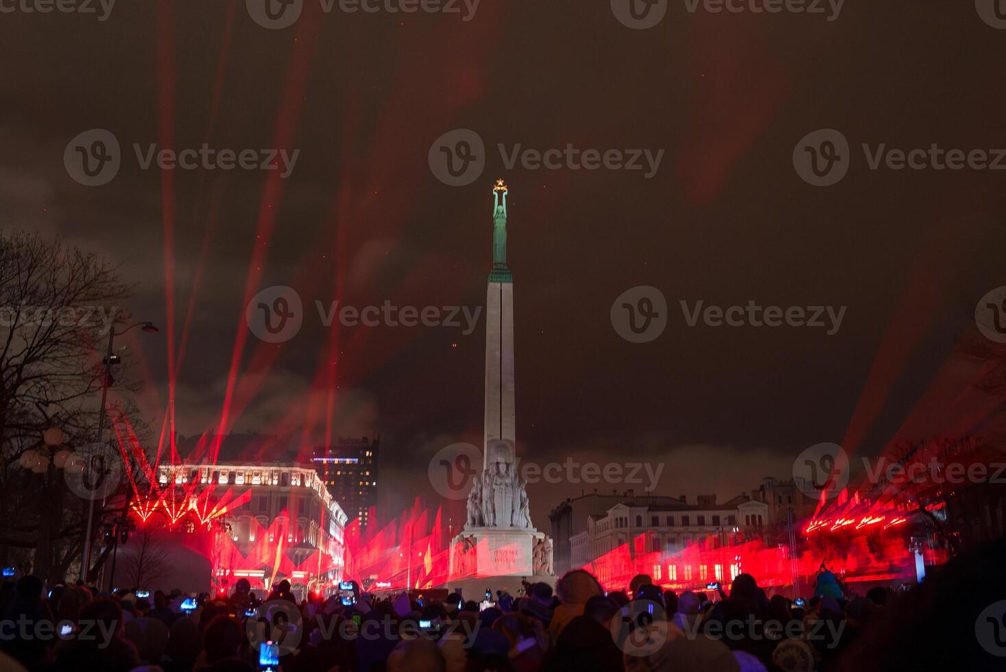 Abend Feierlichkeiten beim das Freiheit Monument im Riga, Lettland. foto