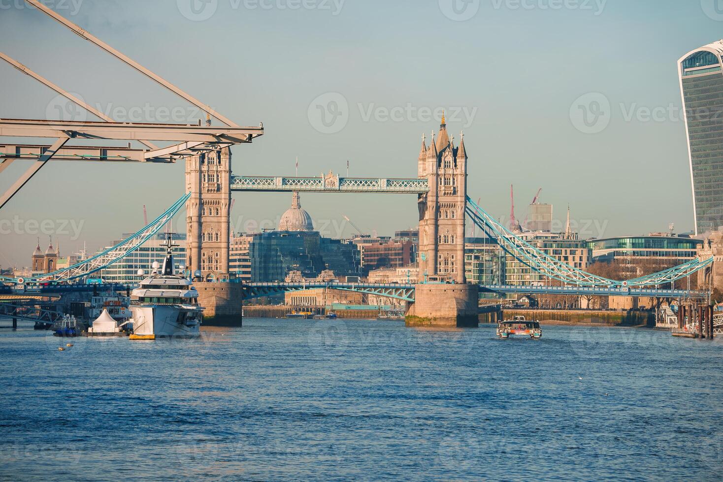 hell, sonnig Tag beim Londons Turm Brücke mit ein Aussicht von st Pauls Kathedrale foto