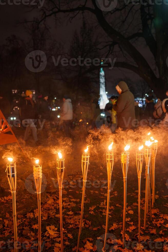 Abend Feierlichkeiten mit Fackeln zum Lettland Tag von Unabhängigkeit foto
