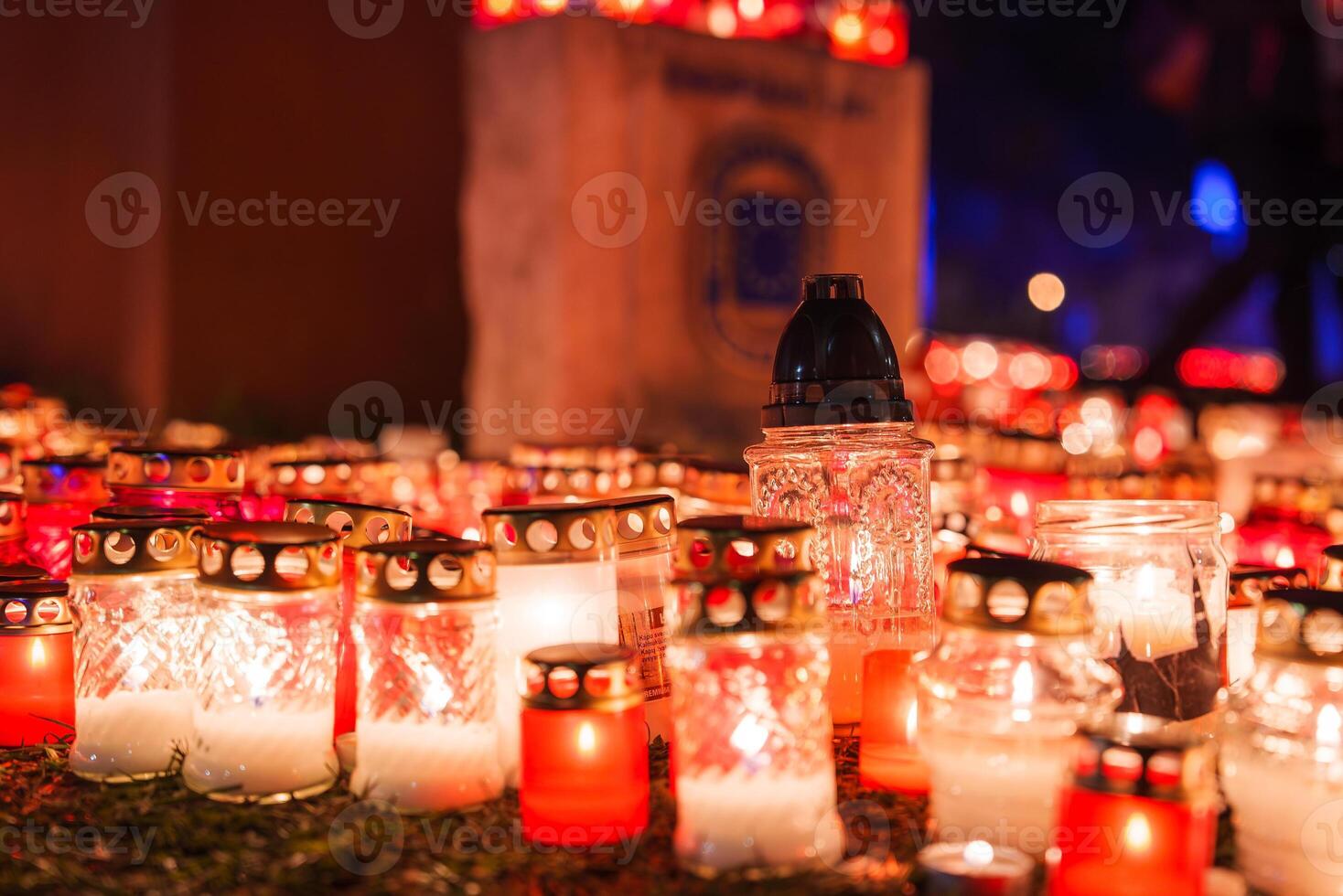 Kerzenlicht Mahnwache gehaltenen im das Abend zu Ehre Lettland Unabhängigkeit Tag. foto