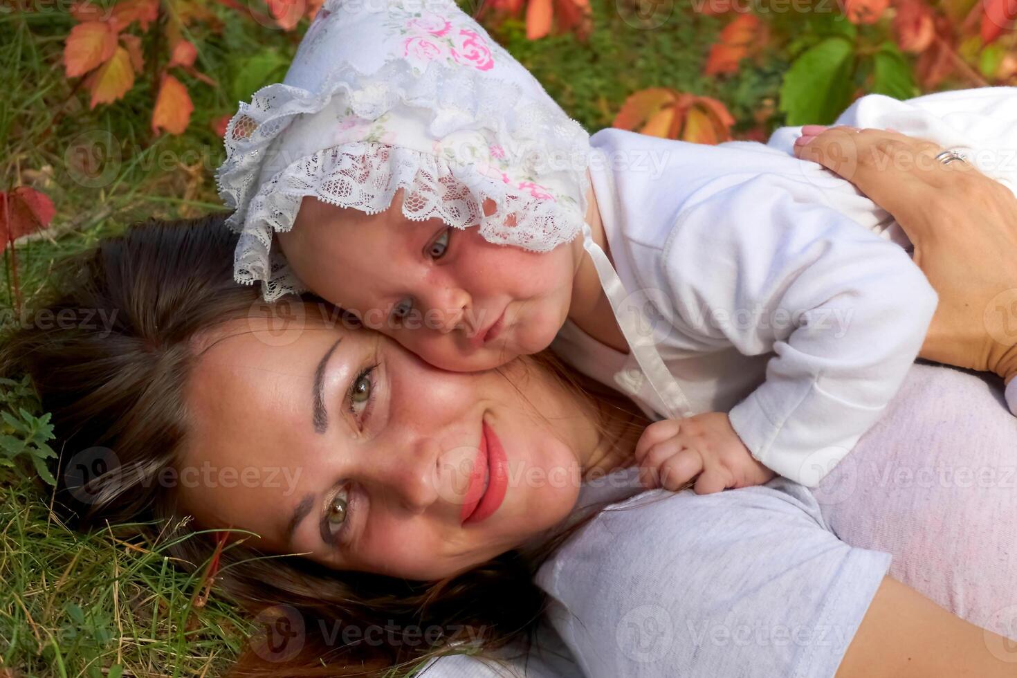jung ziemlich Mutter mit ein süß Brust Neugeborene Baby im ein sonnig Wald foto