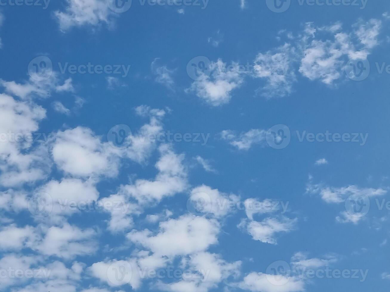 abstrakt Sanft Weiß Gruppe Wolken draussen Blau Himmel hoch Hintergrund im Sommer- Gradient Licht Schönheit Hintergrund. schön hell Wolke und Ruhe frisch Wind Luft foto