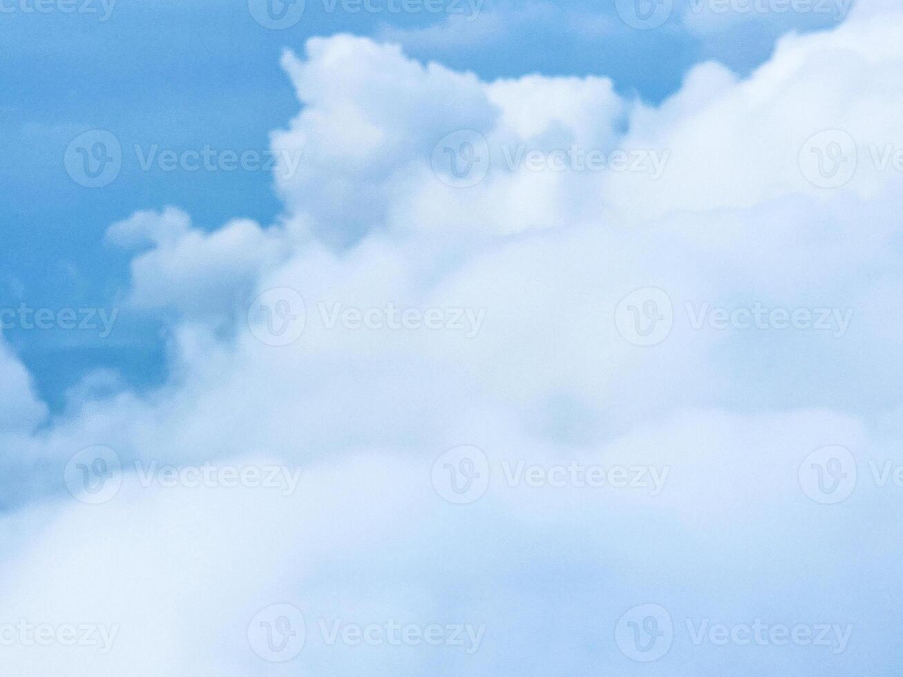 abstrakt Blau Himmel hoch Weiß Gruppe gestalten Altostratus Wolken Hintergrund im Sommer- Gradient Licht Schönheit Hintergrund. schön hell Zirrostratus Wolke und Ruhe frisch Wind Luft foto