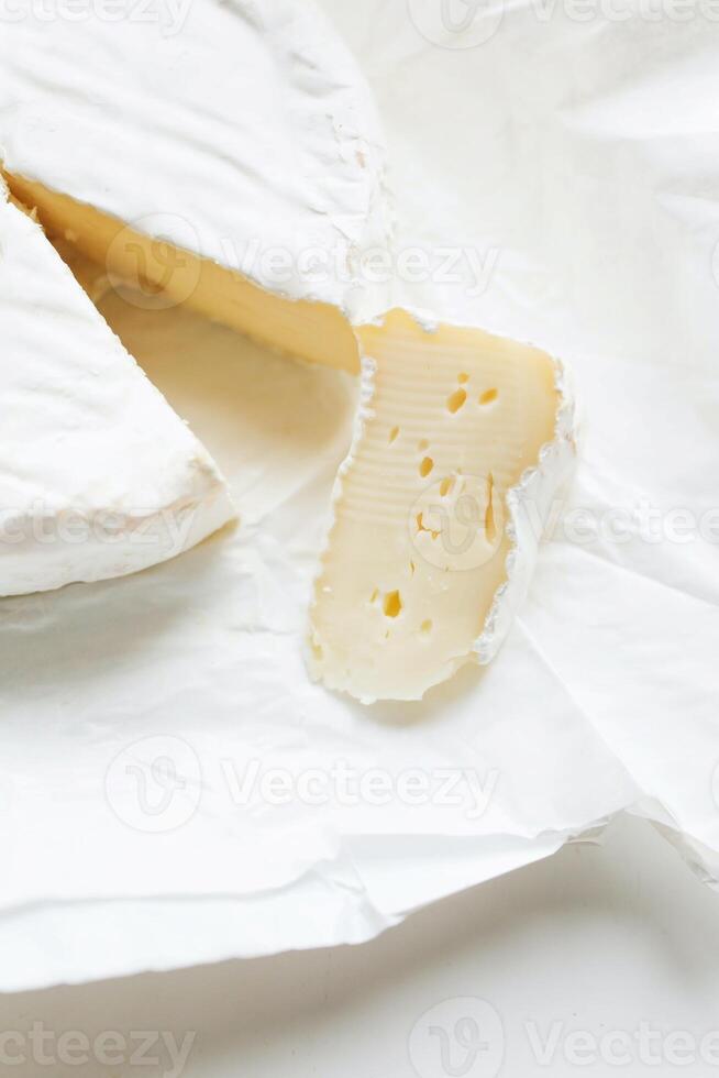 Camembert Käse auf Weiß Papier. flach dof. foto