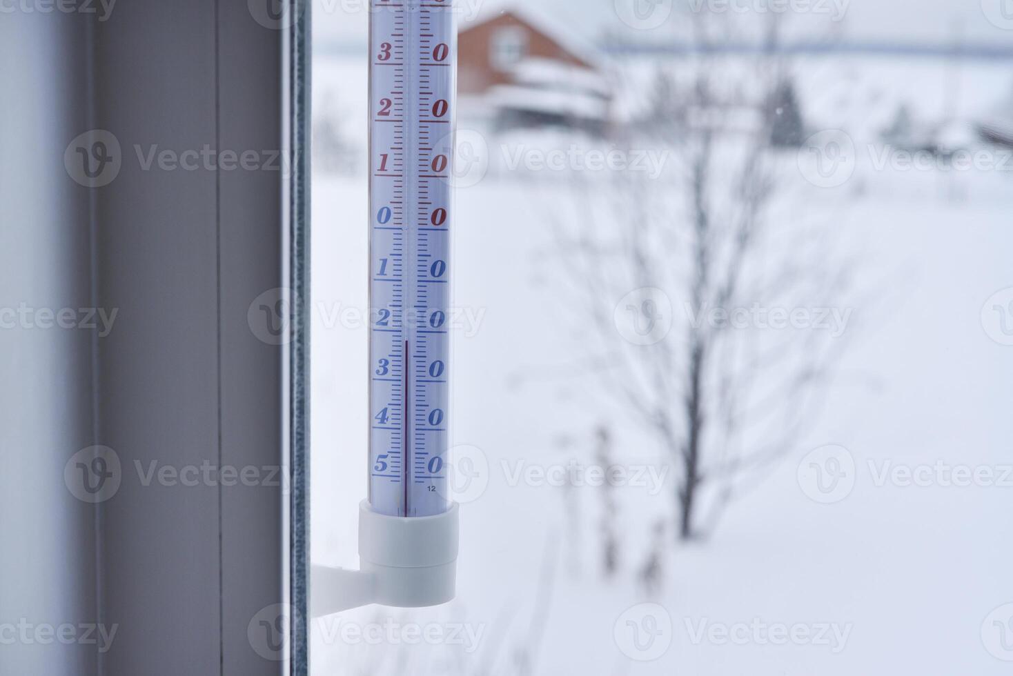 Alkohol Straße Thermometer. das Temperatur Meter. das Temperatur ist niedrig außen. foto