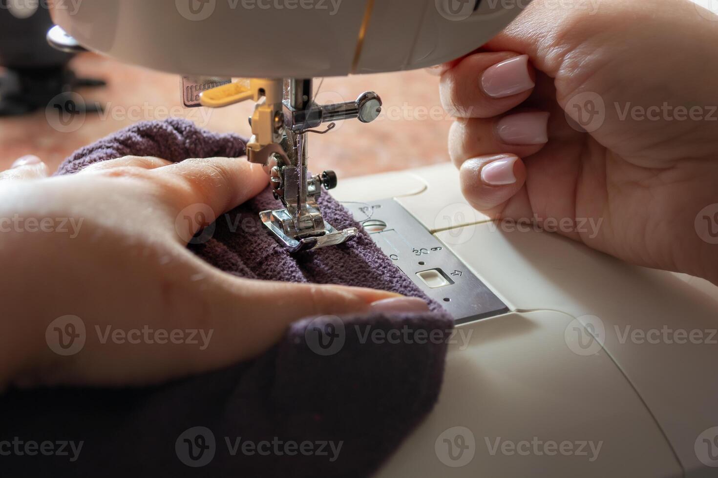 Nahansicht von ein Frau Hände Nähen auf ein Nähen Maschine foto