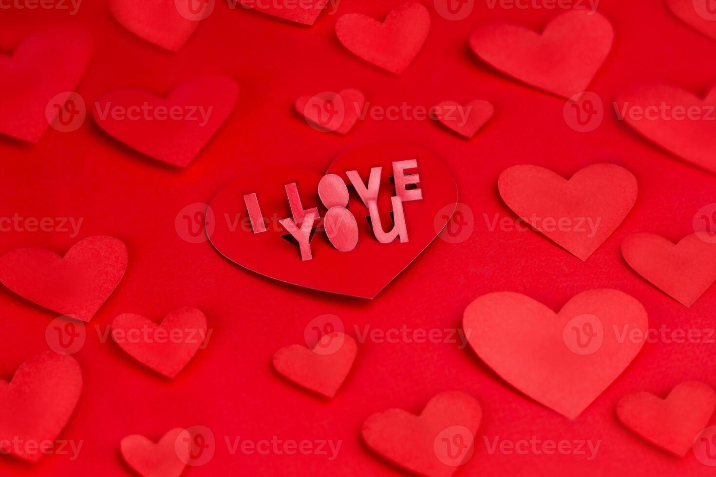 Valentinstag Karte mit Beschriftung ich Liebe Du. Erklärung von Liebe. Liebe Brief, rot Papier Kunst Herzen rot Hintergrund, Textur foto