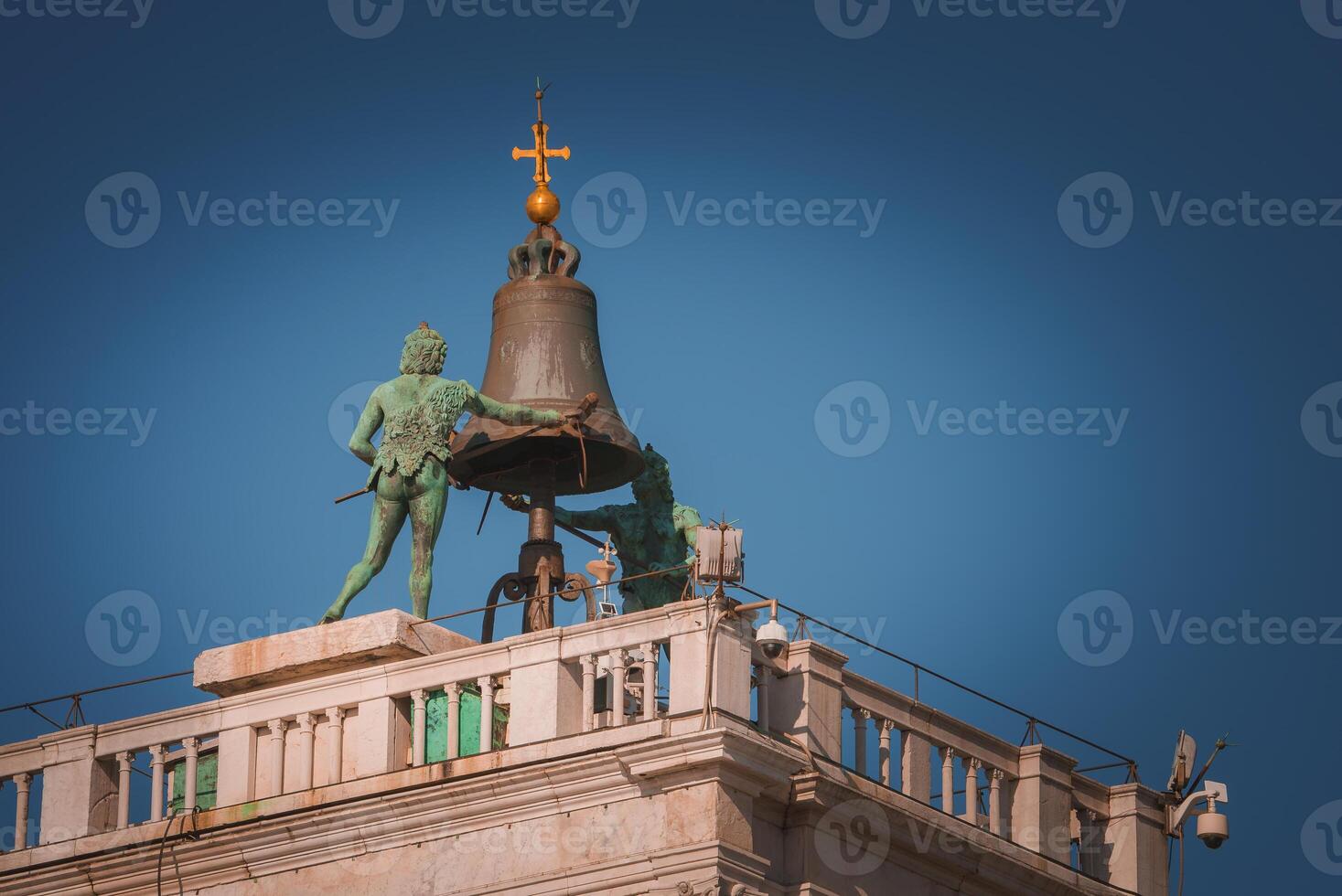 Rom Glocke Turm mit Kreuz symbolisch religiös die Architektur im städtisch Landschaft foto