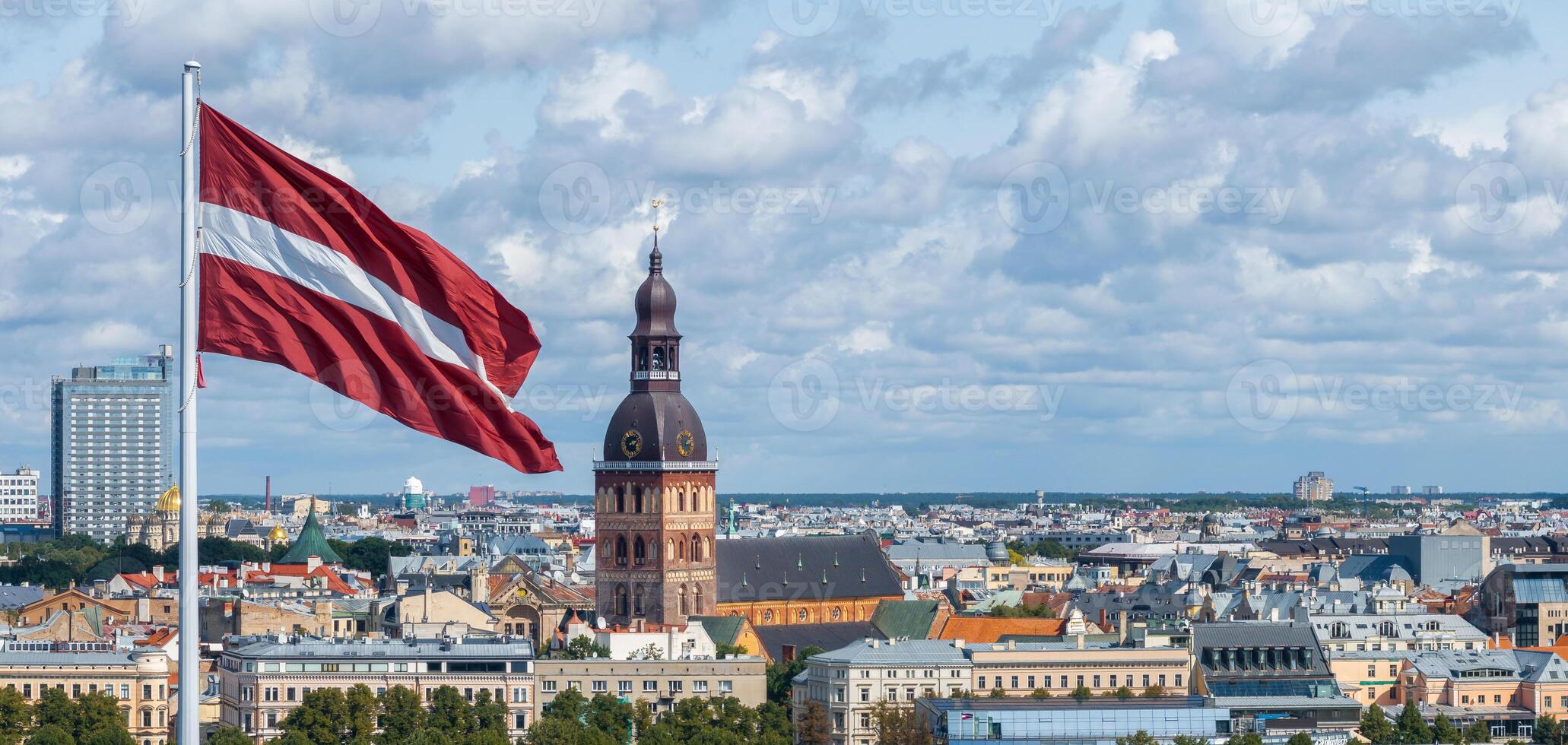 Panorama von riga Stadt mit ein groß lettisch Flagge im Vordergrund foto