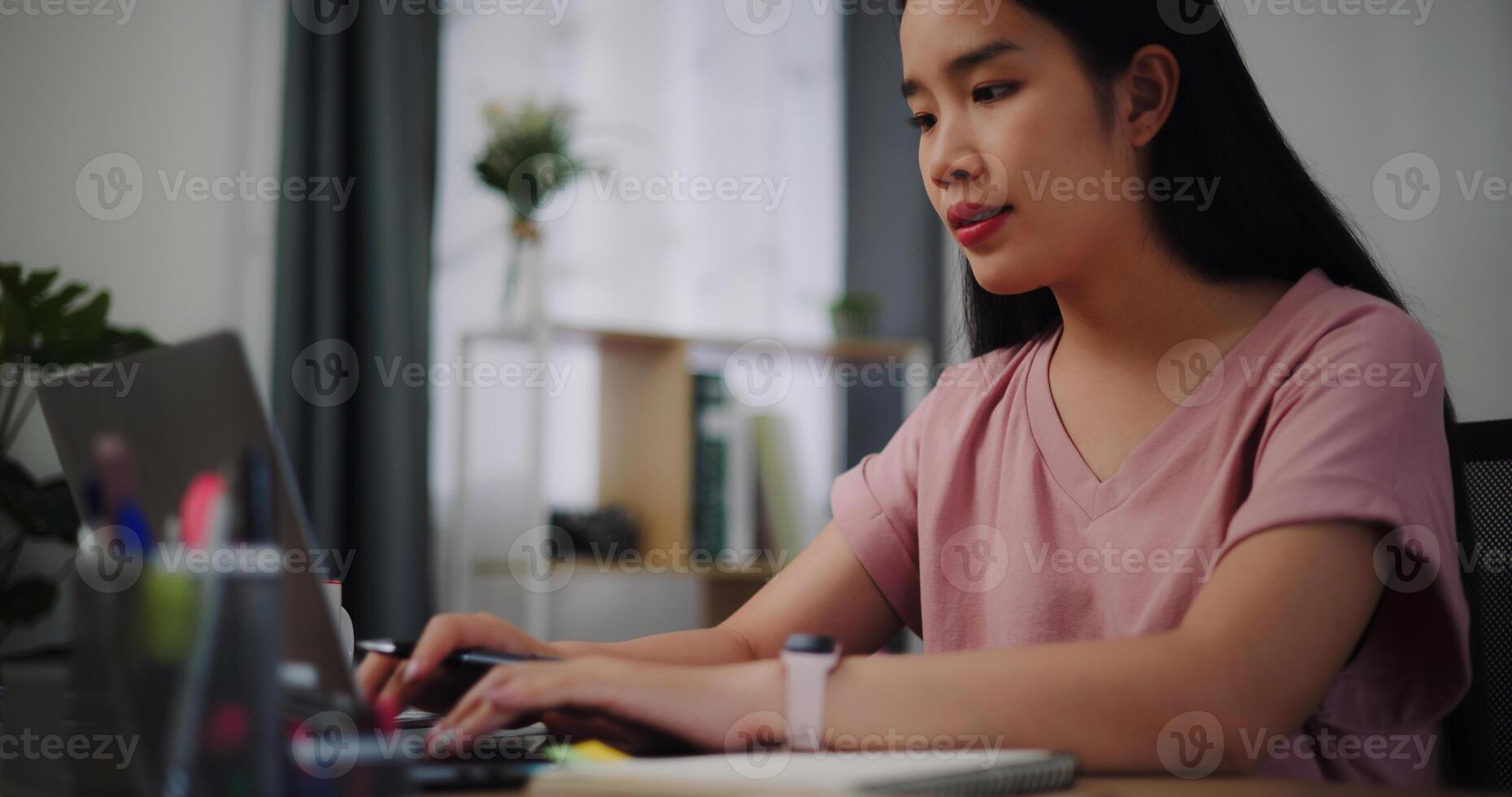 Porträt von jung Frau Tippen Arbeit mit Laptop auf ein Schreibtisch im Zuhause Büro. foto