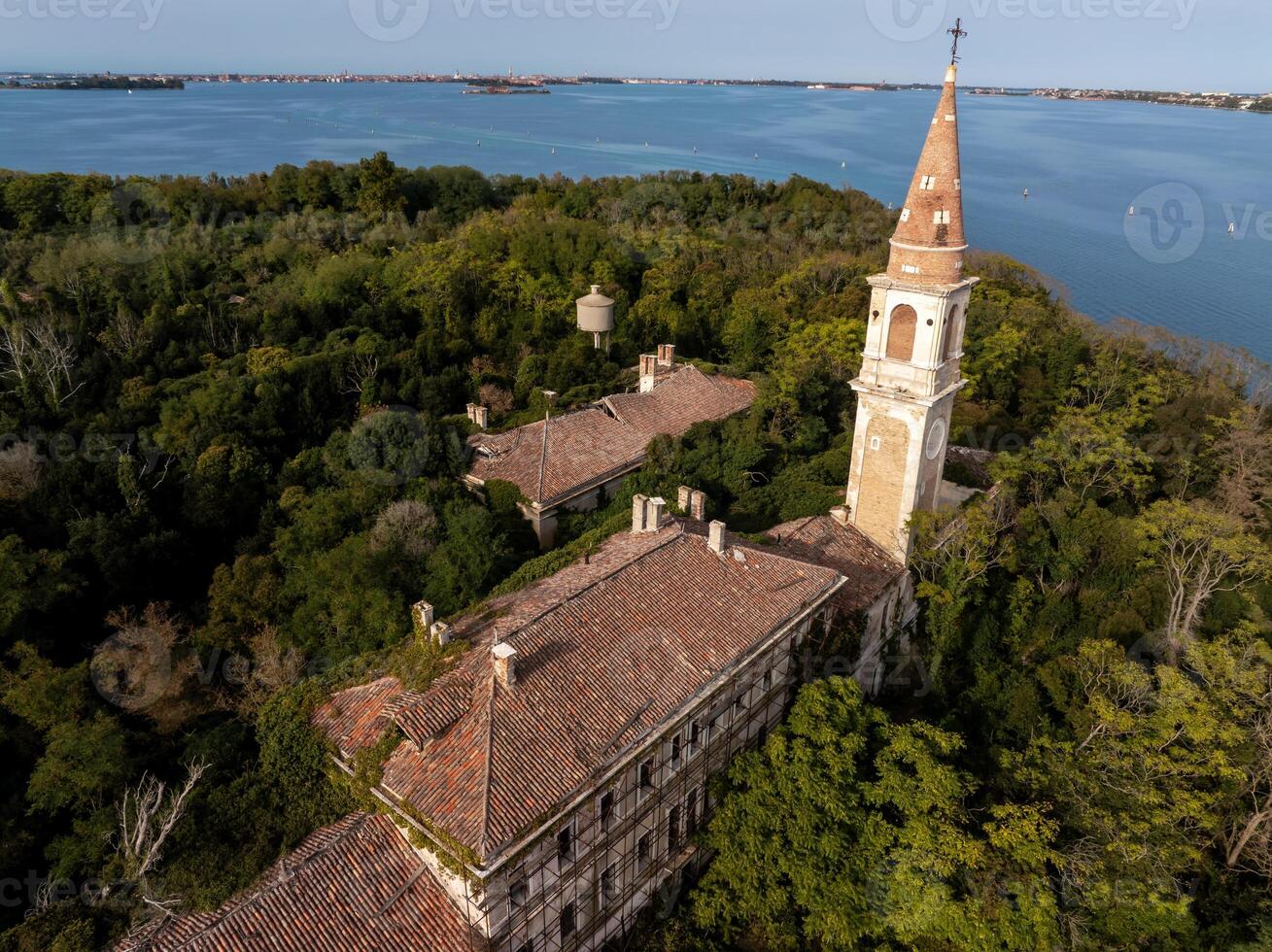 Antenne Aussicht von das geplagt Geist Insel von poveglia im das venezianisch Lagune foto