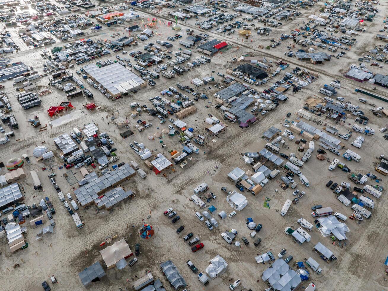 Antenne Aussicht von das Verbrennung Mann Festival im Nevada Wüste. schwarz Felsen Stadt von über. foto