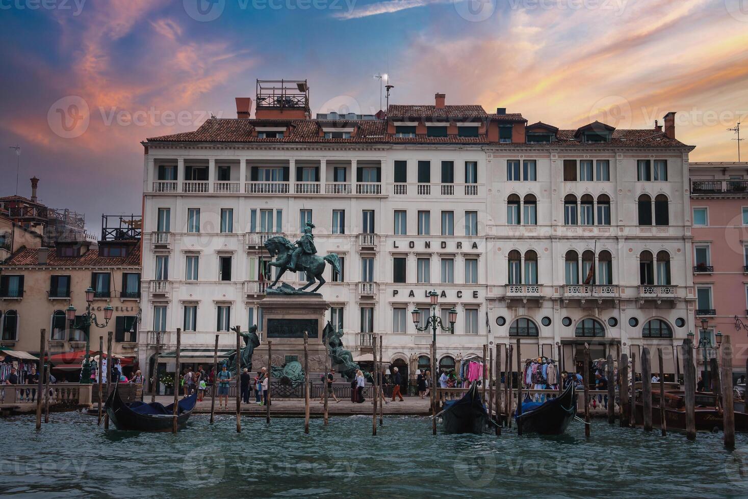 klassisch venezianisch Szene mit Gondeln und direkt am Wasser Gebäude im Italien foto