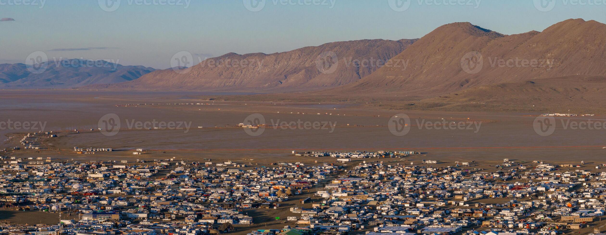 Antenne Aussicht von das Verbrennung Mann Festival im Nevada Wüste. schwarz Felsen Stadt von über. foto