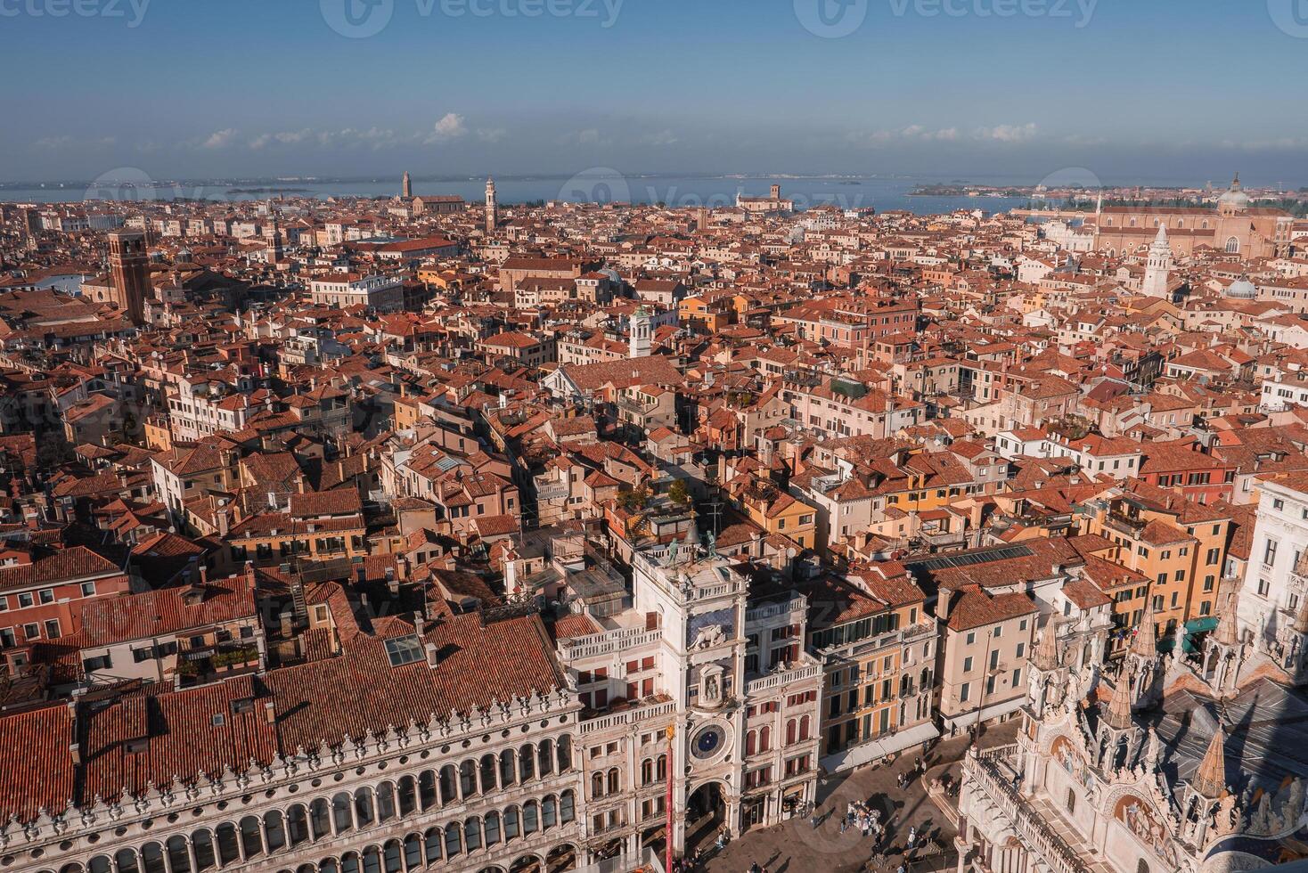 Antenne Aussicht von Venedig, Italien präsentieren rotes Dach Gebäude, Gondeln, und kompliziert Kanal Netzwerk. foto