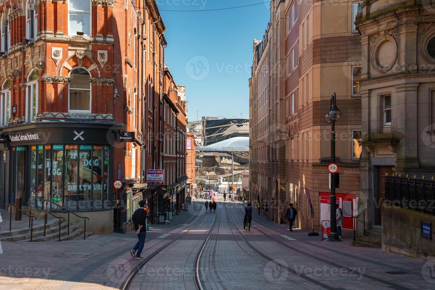 ein hell, sonnig Tag auf ein autofrei Straße im Birmingham, Vereinigtes Königreich, ist schön. foto