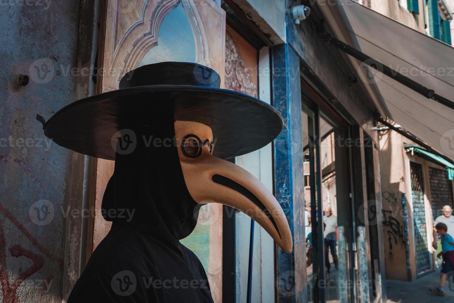 mysteriös Mann im traditionell Pest Maske Stehen auf unheimlich Straße im Venedig, Italien. foto