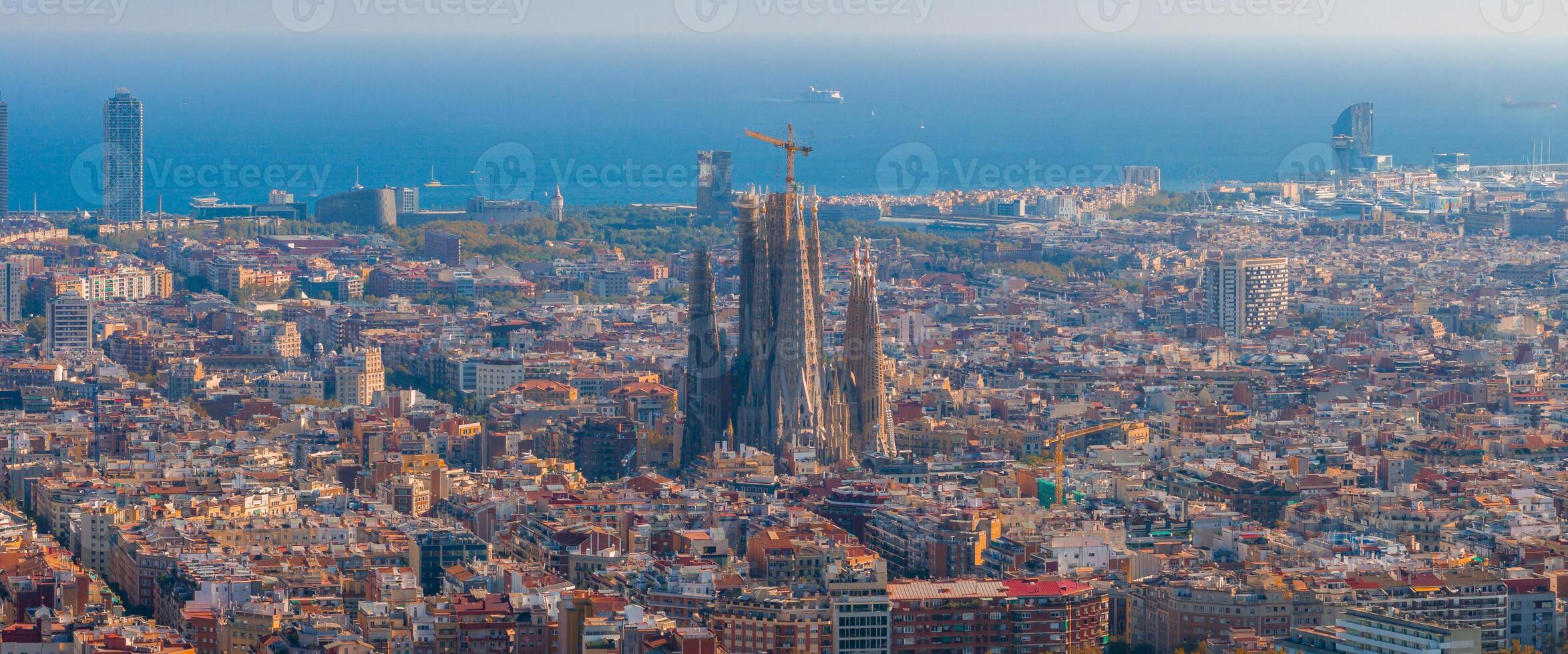 Antenne Aussicht von Barcelona Stadt Horizont und Sagrada familia Kathedrale beim Sonnenuntergang foto