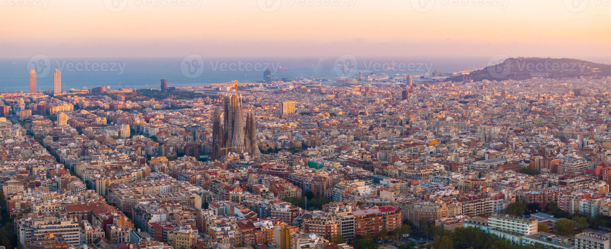 Antenne Aussicht von Barcelona Stadt Horizont und Sagrada familia Kathedrale beim Sonnenuntergang foto