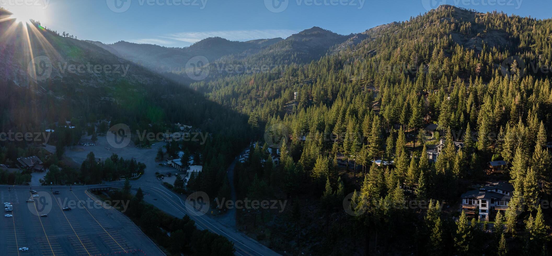 Antenne Aussicht von das olympisch Dorf mit Berg Aussicht foto