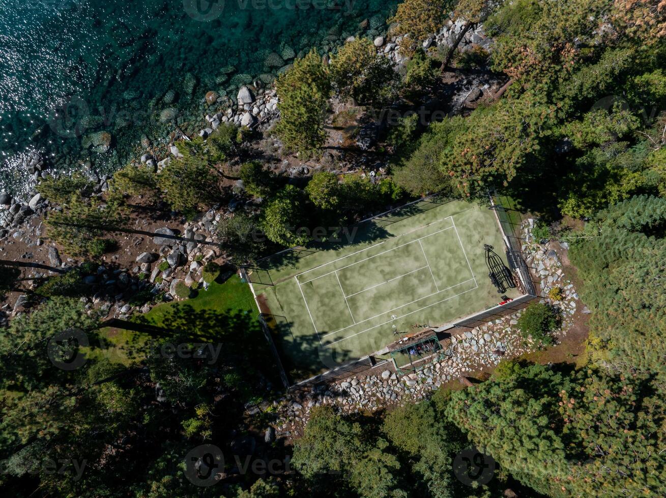 ein Vögel Auge Aussicht von ein Tennis Gericht umgeben byforest. foto