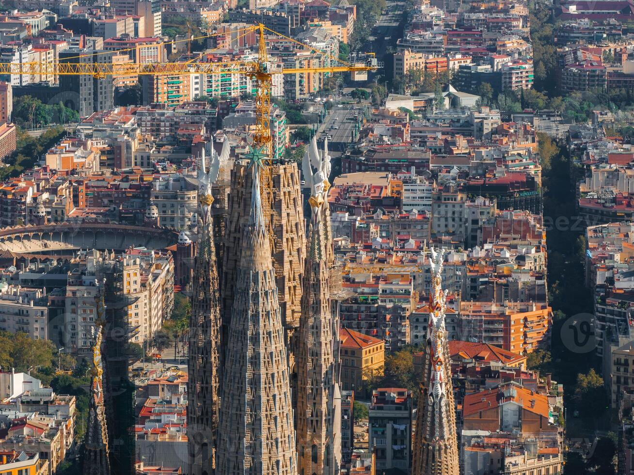 Antenne Aussicht von Barcelona Stadt Horizont und Sagrada familia Kathedrale beim Sonnenuntergang foto