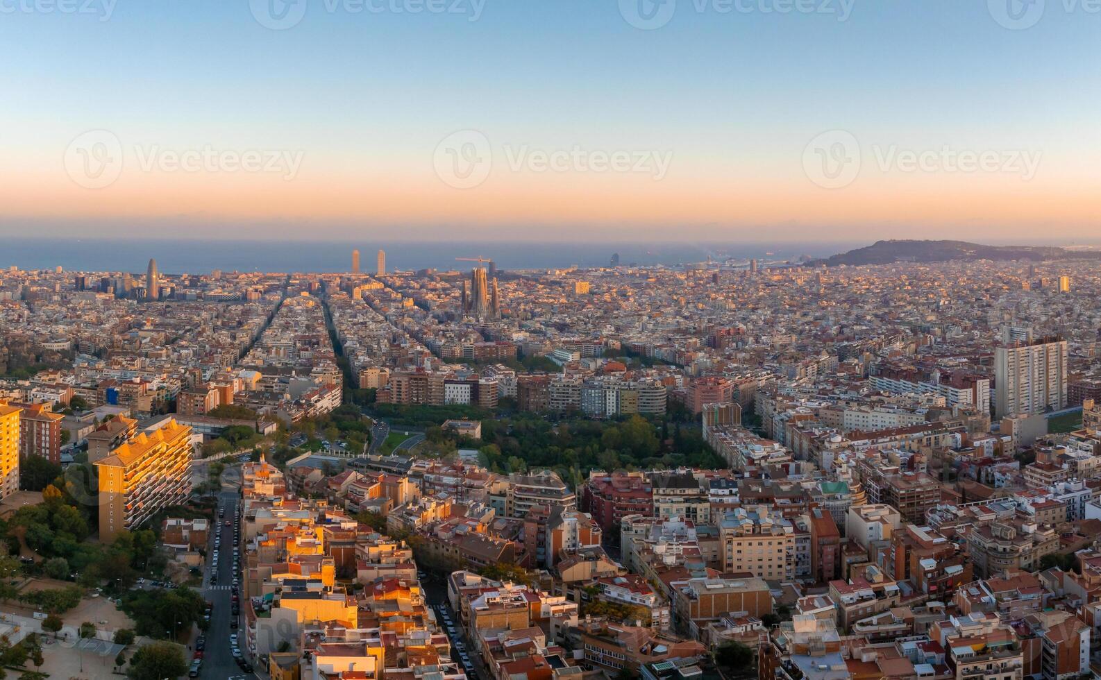 Antenne Aussicht von Barcelona Stadt Horizont beim Sonnenuntergang. foto