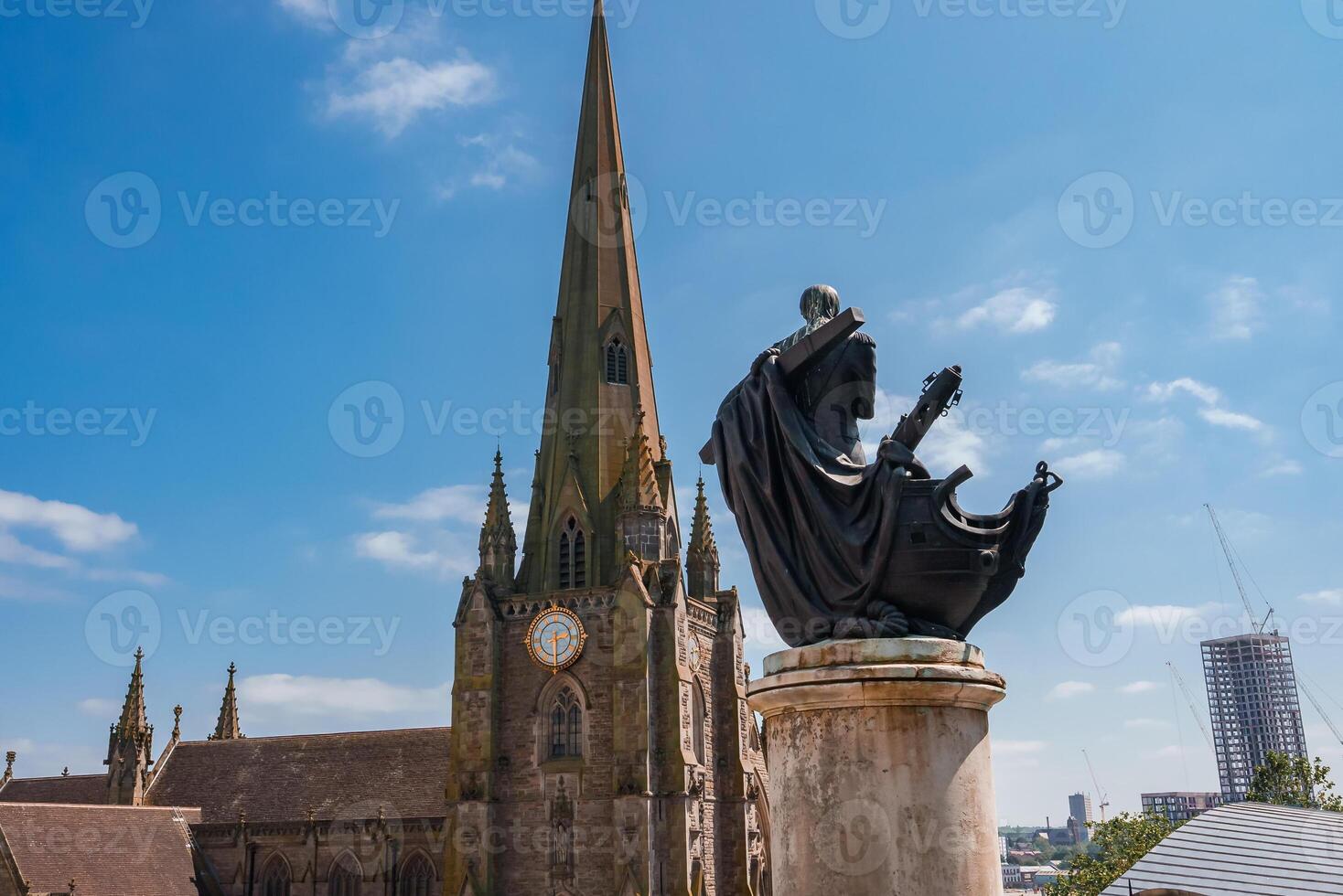 gotisch Kirche und Statue gegen modern Horizont im Birmingham, Vereinigtes Königreich foto