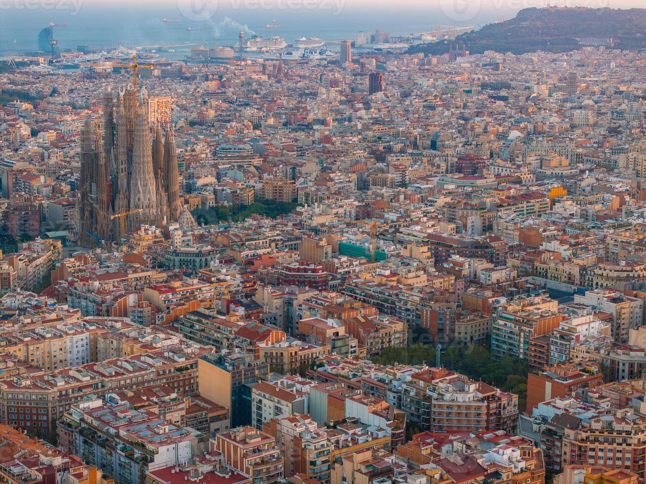 Antenne Aussicht von Barcelona Stadt Horizont und Sagrada familia Kathedrale beim Sonnenuntergang foto