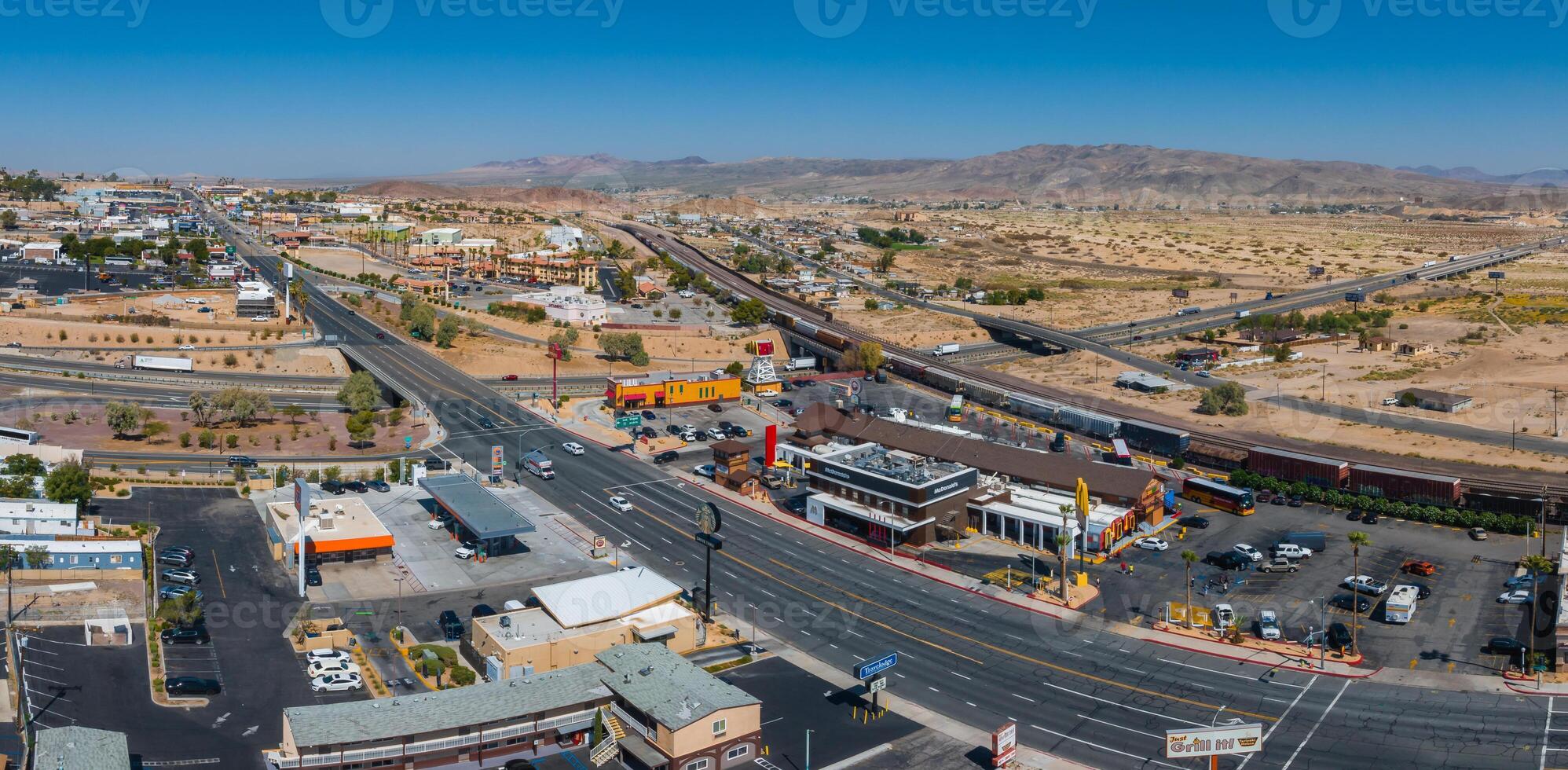 Antenne Aussicht von trocken amerikanisch Stadt, Dorf von Barstow mit Beige Gebäude, Wüste Vegetation, und Eisenbahn foto