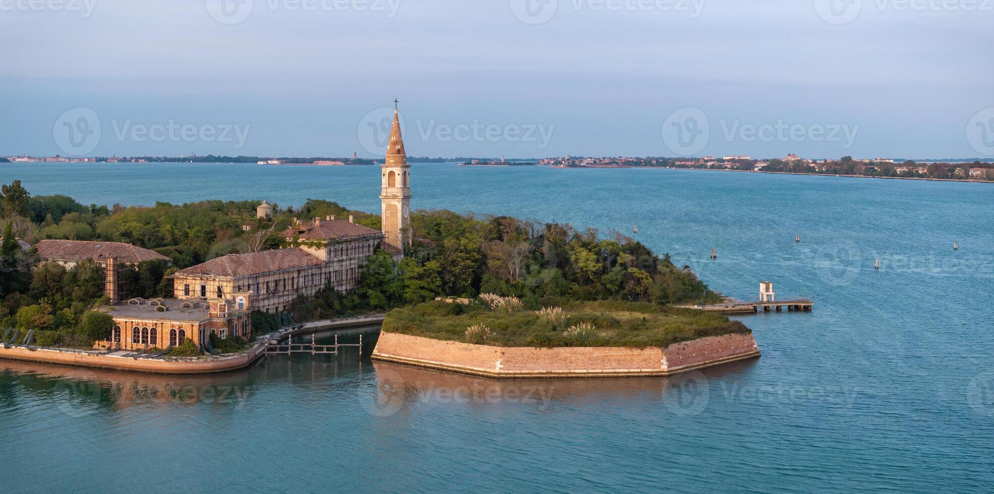 Antenne Aussicht von das geplagt Geist Insel von poveglia im das venezianisch Lagune foto