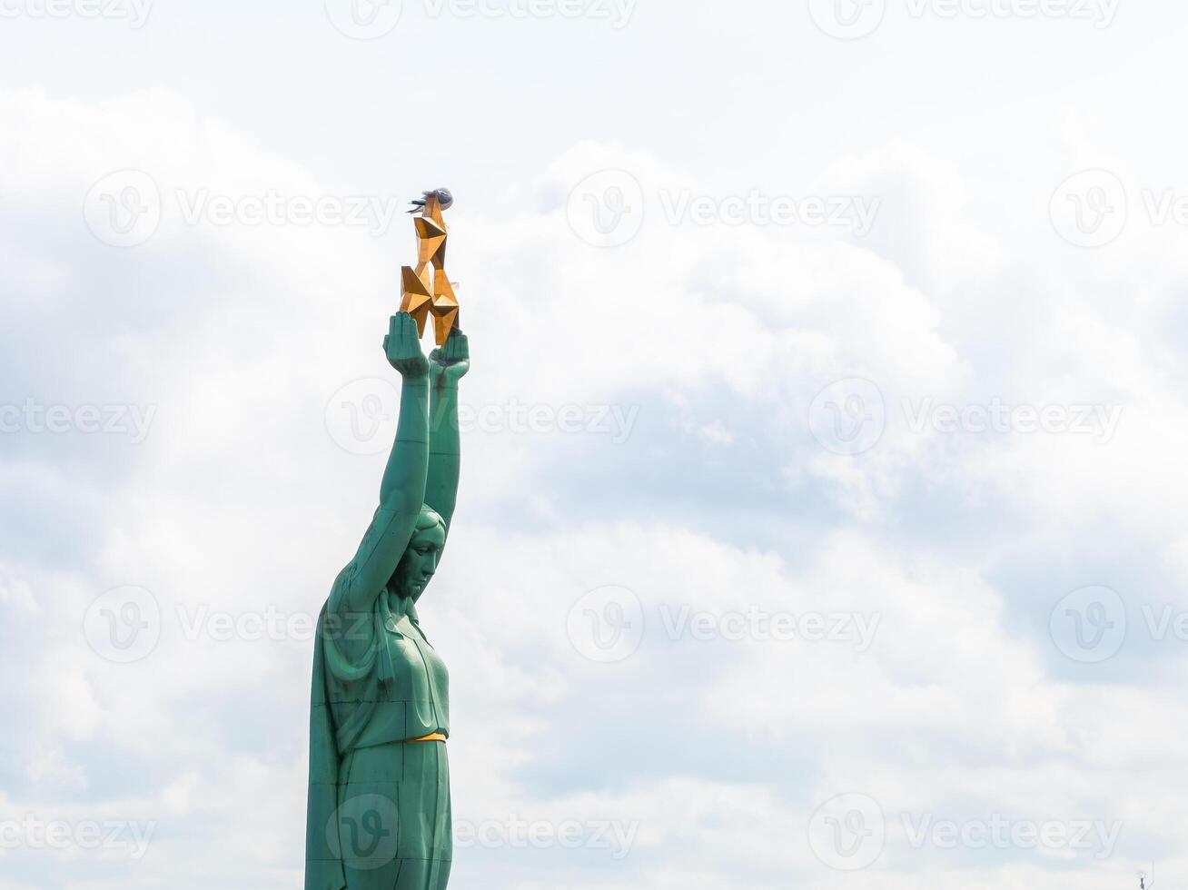 tolle Antenne Aussicht von das Statue von Freiheit milda im riga foto