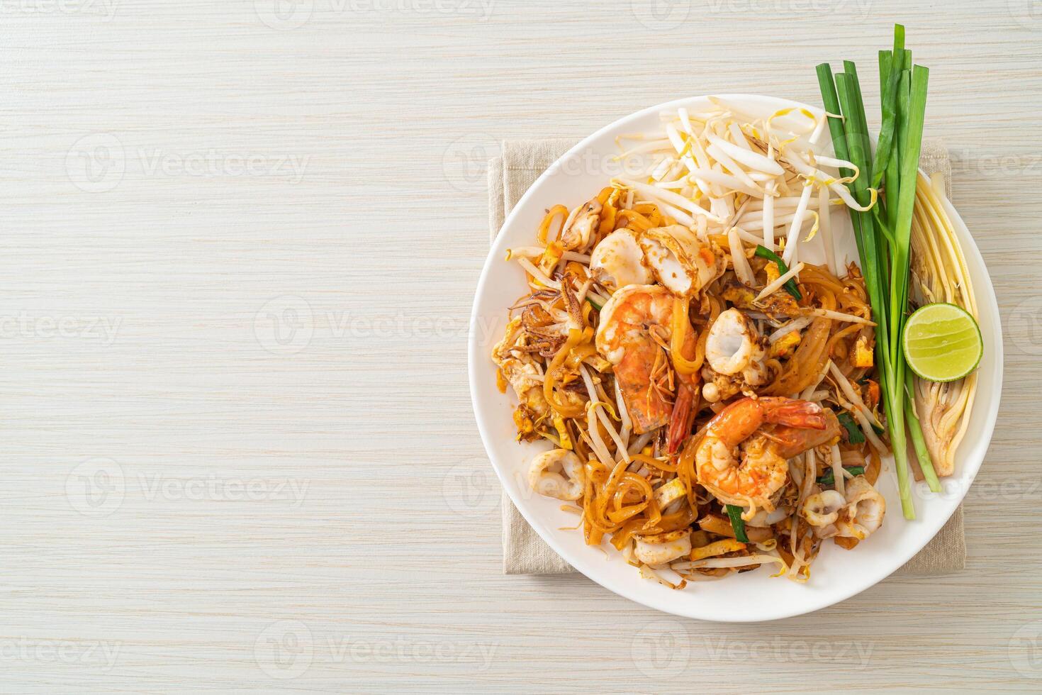 Pad Thai Seafood - gebratene Nudeln mit Garnelen, Tintenfisch oder Oktopus und Tofu foto