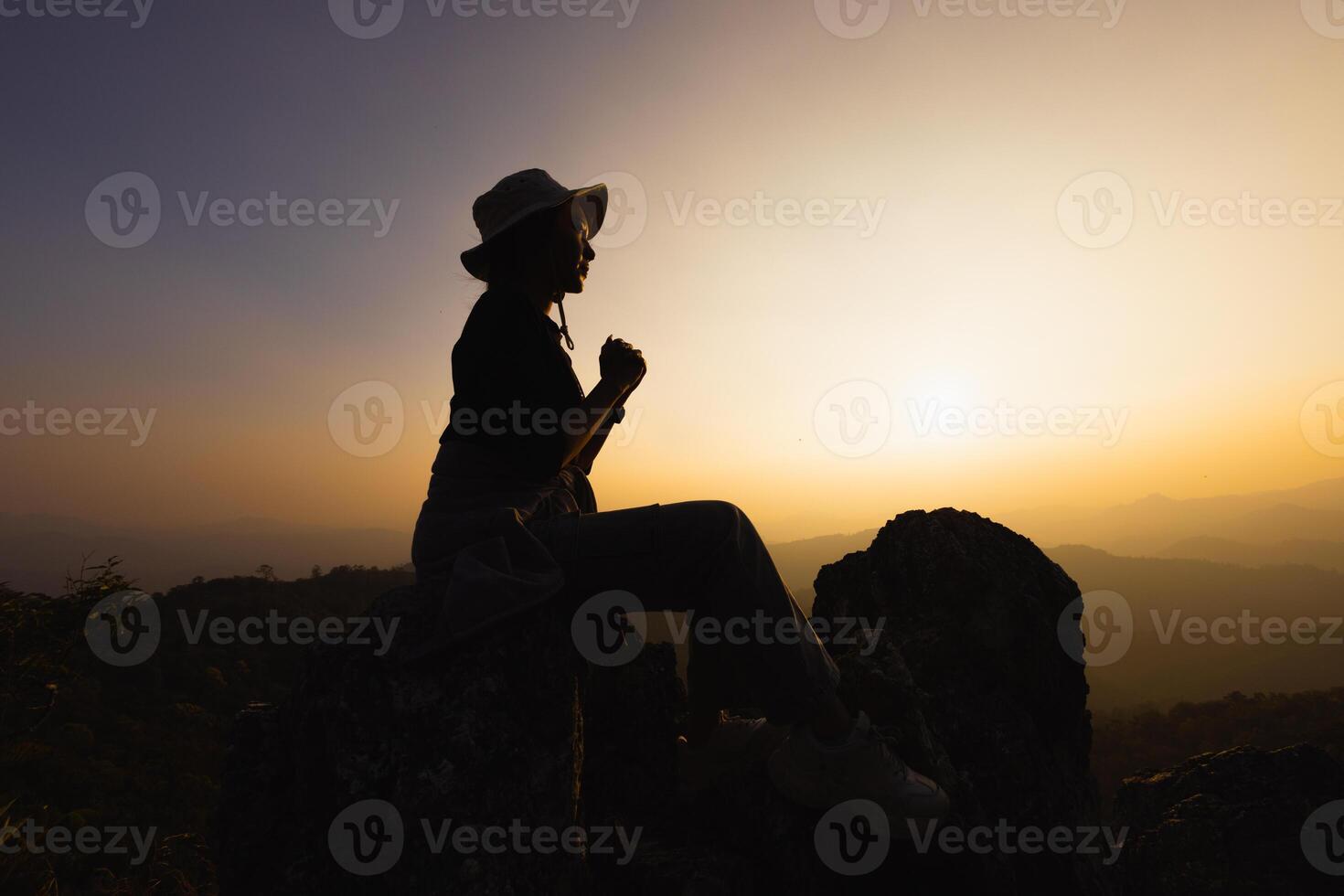 Silhouette einer christlichen Frau, die betet, Frau, die morgens auf dem Hintergrund des Sonnenaufgangs betet. Spiritualität und Religion, Frau, die zu Gott betet. christentum konzept. foto
