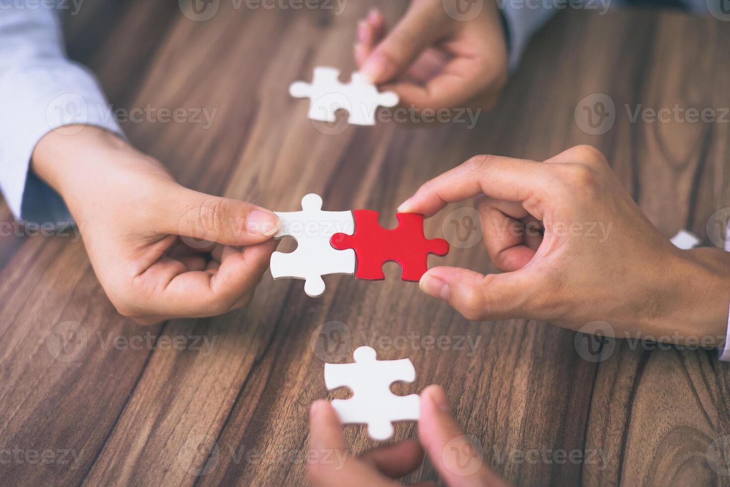 Hand stellen das zuletzt Stück von Puzzle Puzzle zu Komplett das Mission. Konzept von verbinden Puzzle Stücke, Problem lösen, Zusammenarbeit und Erfolg. foto